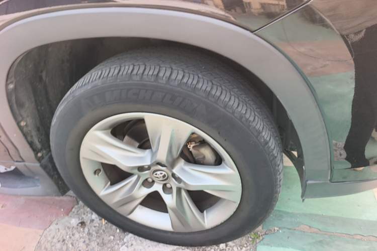 Used Toyota Highlander 2018 2.0T Two-Wheel Drive Prestige Version 7 Seats China V Emission Standard Right Front Wheel Hub