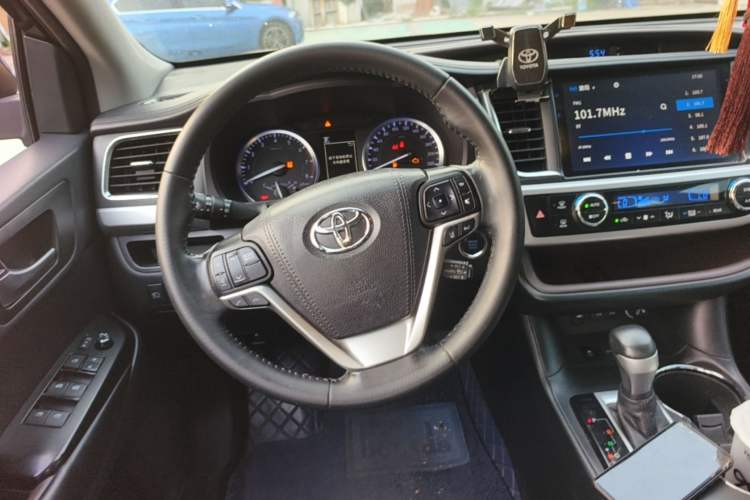 Used Toyota Highlander 2018 2.0T Two-Wheel Drive Prestige Version 7 Seats China V Emission Standard Steering Wheel