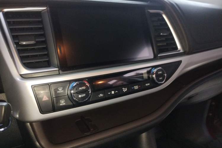 Used Toyota Highlander 2018 2.0T Four-Wheel Drive Prestige Version 7 Seats China VI Standard Audio And AC Panel