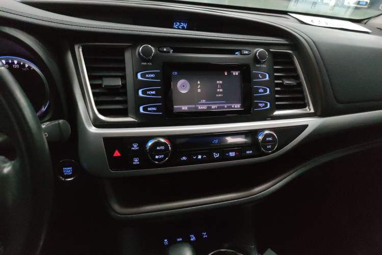 Used Toyota Highlander 2018 2.0T Four-Wheel Drive Luxury Edition 7 Seats China V Emission Standard Audio And AC Panel