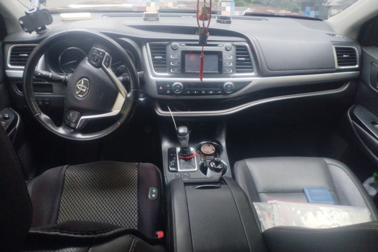 Used Toyota Highlander 2018 2.0T Two-Wheel-Drive Luxury Edition 7 Seats Emission Standard China V Center Console