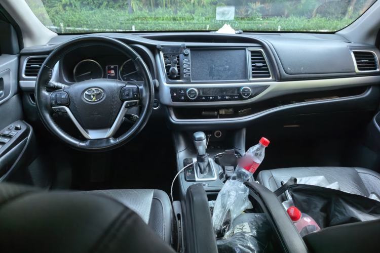 Used Toyota Highlander 2018 2.0T Four-Wheel Drive Luxury Edition 7 Seats China V Emission Standard Center Console