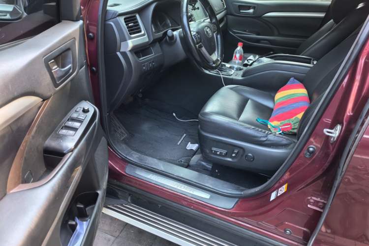 Used Toyota Highlander 2018 2.0T Four-Wheel Drive Luxury Edition 7 Seats China V Emission Standard Driver Seat