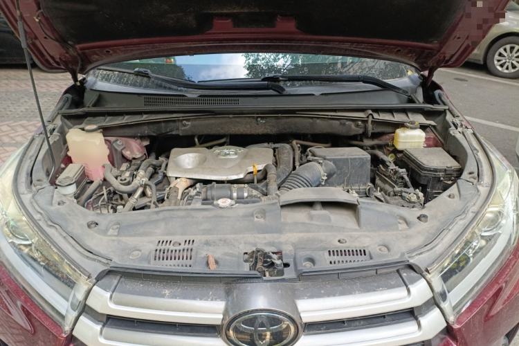 Used Toyota Highlander 2018 2.0T Four-Wheel Drive Luxury Edition 7 Seats China V Emission Standard Engine Bay