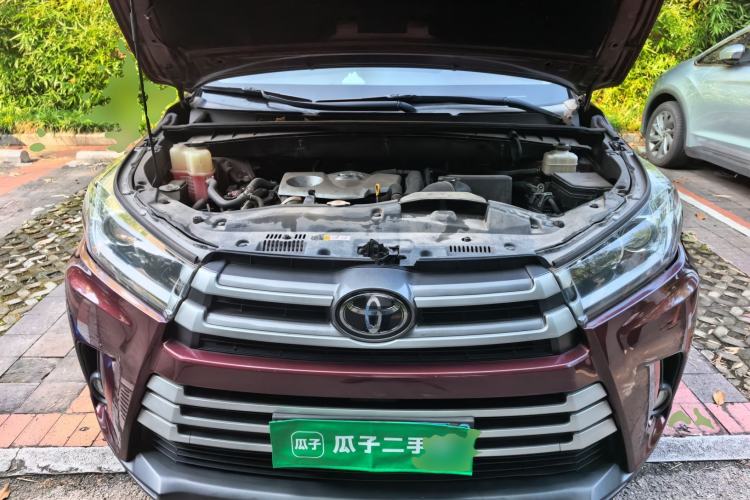 Used Toyota Highlander 2018 2.0T Four-Wheel Drive Luxury Edition 7 Seats China V Emission Standard Engine Bay