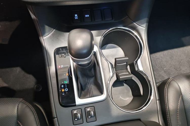 Used Toyota Highlander 2018 2.0T Two-Wheel-Drive Luxury Edition 7 Seats Emission Standard China V Gear Lever