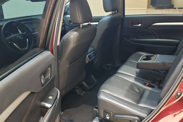 Used Toyota Highlander 2018 2.0T Two-Wheel-Drive Luxury Edition 7 Seats Emission Standard China V Interior 1