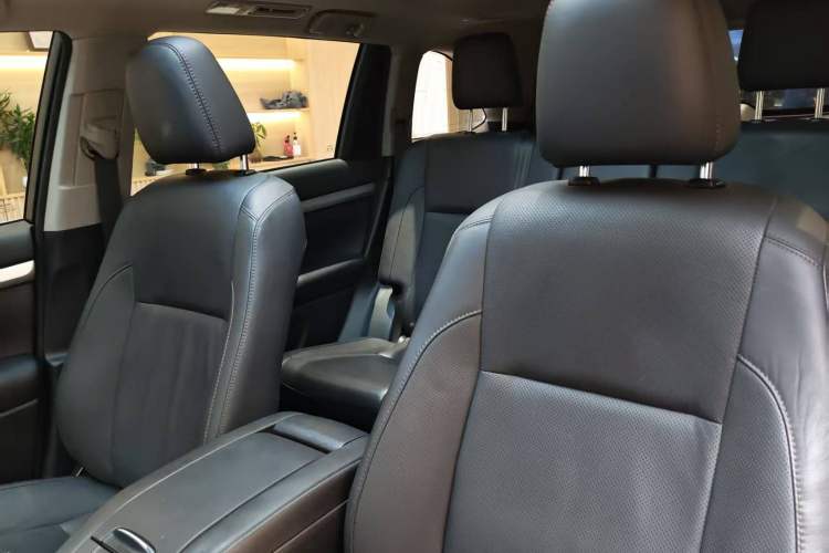 Used Toyota Highlander 2018 2.0T Two-Wheel-Drive Luxury Edition 7 Seats Emission Standard China V Interior 2