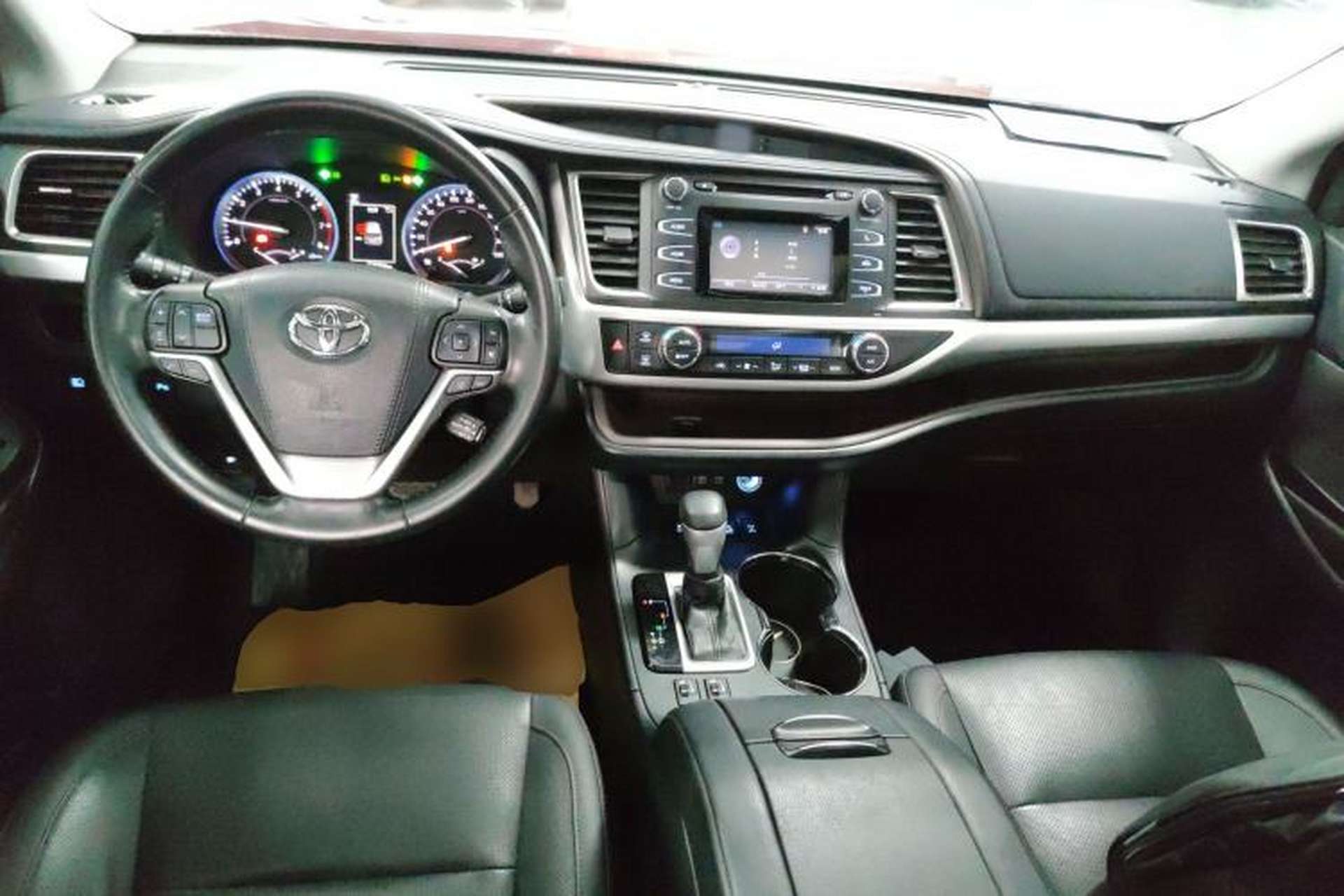Used Toyota Highlander 2018 2.0T Four-Wheel Drive Luxury Edition 7 Seats China V Emission Standard Interior 2
