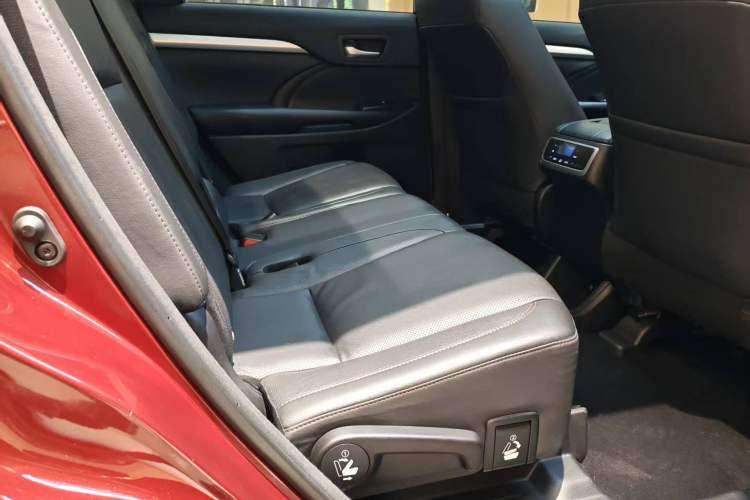 Used Toyota Highlander 2018 2.0T Two-Wheel-Drive Luxury Edition 7 Seats Emission Standard China V Interior 3