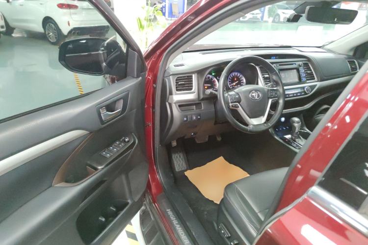 Used Toyota Highlander 2018 2.0T Four-Wheel Drive Luxury Edition 7 Seats China V Emission Standard Interior 3