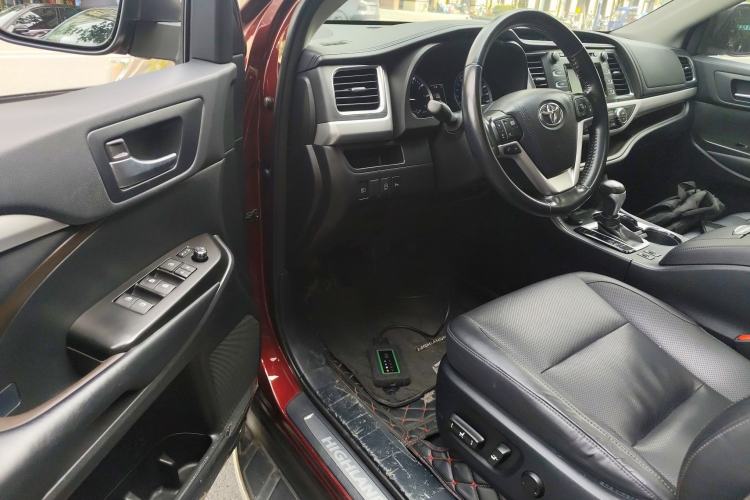 Used Toyota Highlander 2018 2.0T Four-Wheel Drive Luxury Edition 7 Seats China V Emission Standard Interior 3