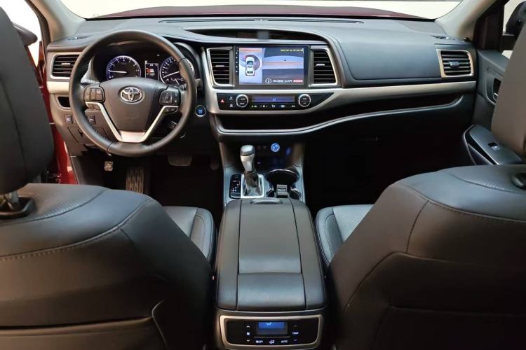 Used Toyota Highlander 2018 2.0T Two-Wheel-Drive Luxury Edition 7 Seats Emission Standard China V Interior 4