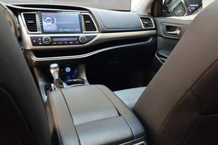 Used Toyota Highlander 2018 2.0T Two-Wheel-Drive Luxury Edition 7 Seats Emission Standard China V Interior 5