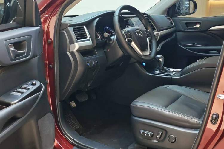 Used Toyota Highlander 2018 2.0T Two-Wheel-Drive Luxury Edition 7 Seats Emission Standard China V Left Front Seat