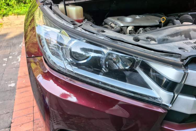 Used Toyota Highlander 2018 2.0T Four-Wheel Drive Luxury Edition 7 Seats China V Emission Standard Right Front Headlight