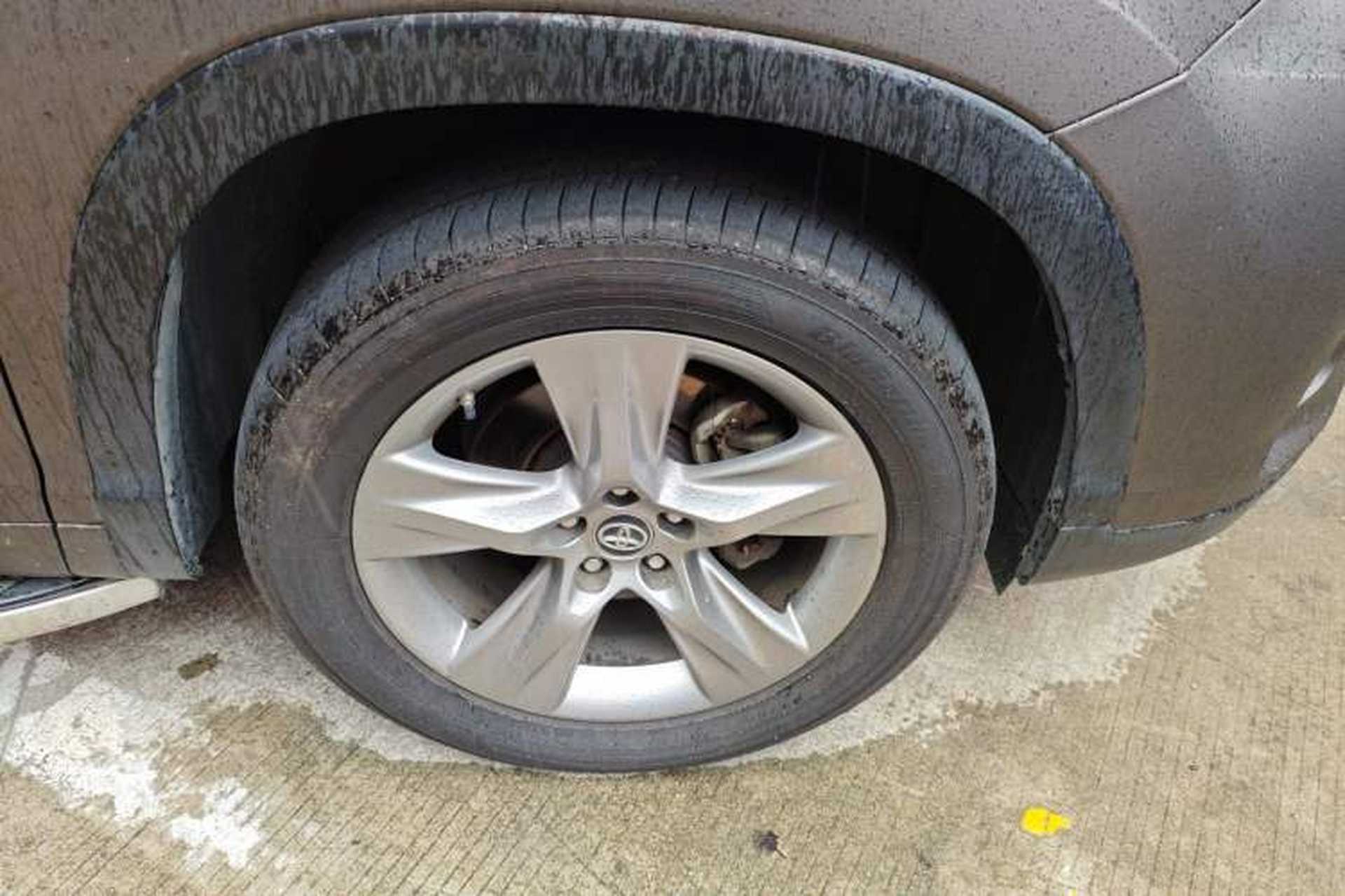 Used Toyota Highlander 2018 2.0T Four-Wheel Drive Luxury Version 7 Seats China VI Standard Right Front Wheel Hub
