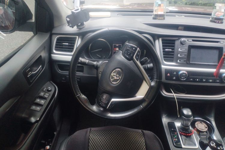 Used Toyota Highlander 2018 2.0T Two-Wheel-Drive Luxury Edition 7 Seats Emission Standard China V Steering Wheel