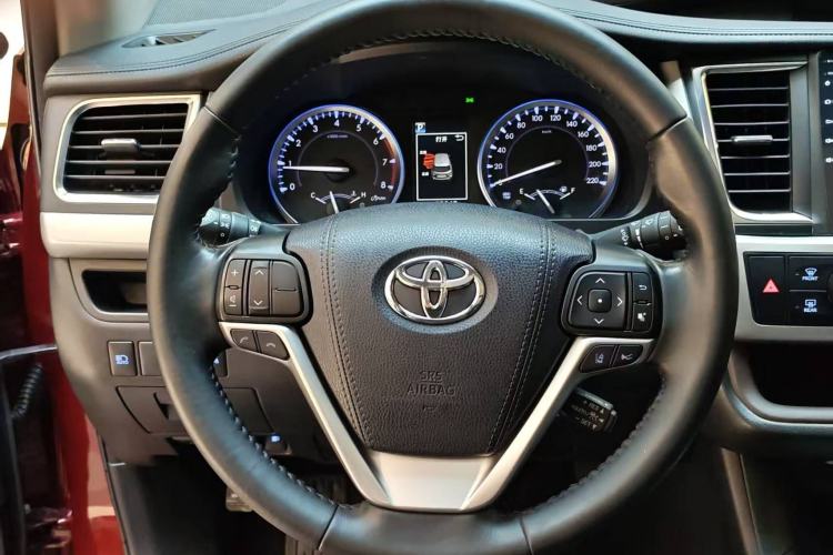 Used Toyota Highlander 2018 2.0T Two-Wheel-Drive Luxury Edition 7 Seats Emission Standard China V Steering Wheel