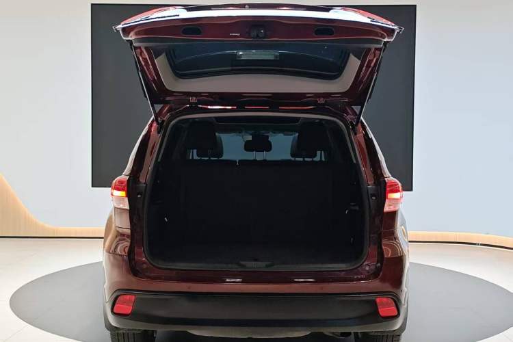 Used Toyota Highlander 2018 2.0T Two-Wheel-Drive Luxury Edition 7 Seats Emission Standard China V Trunk