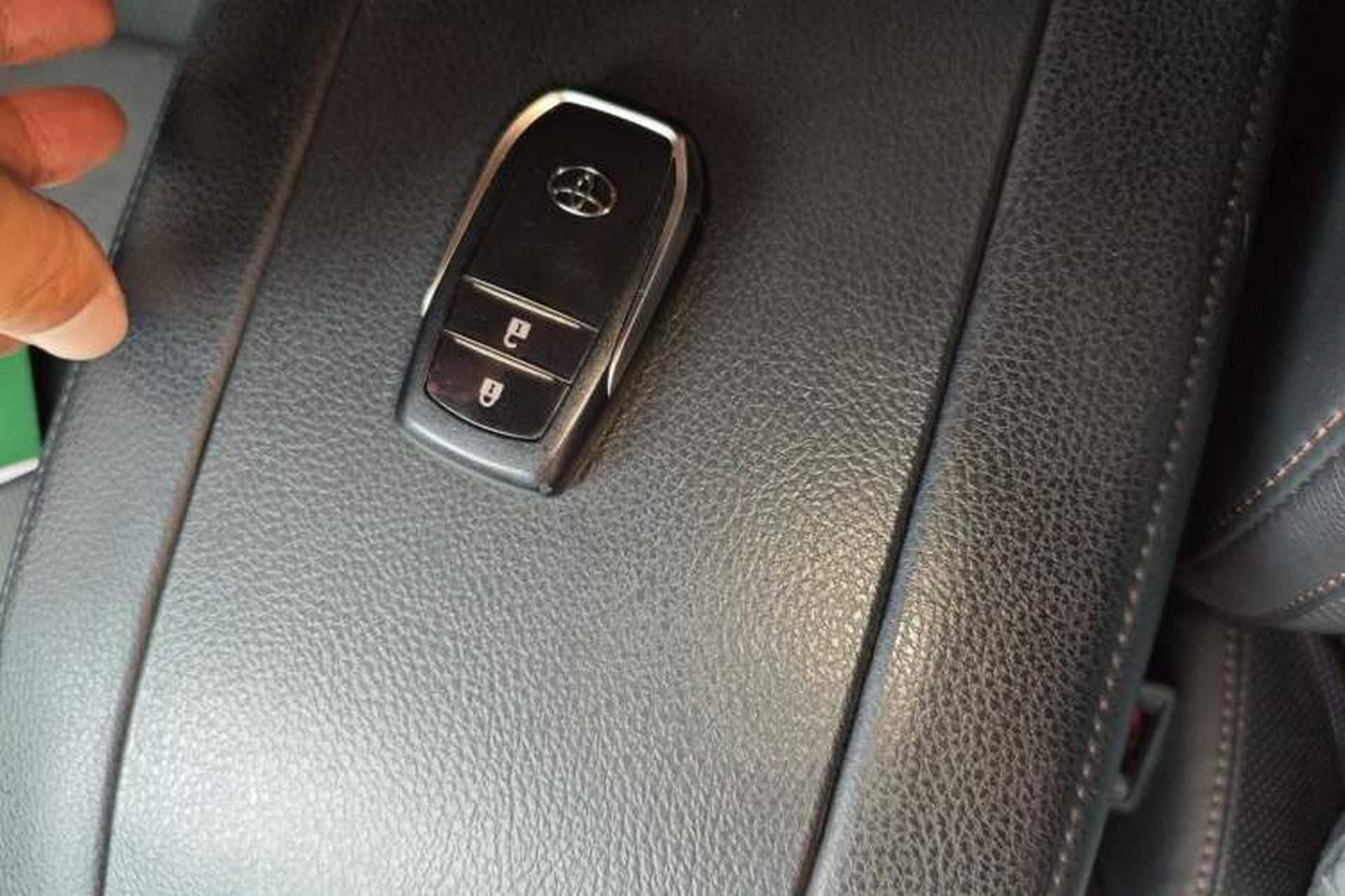 Used Toyota Highlander 2018 2.0T Four-Wheel Drive Luxury Version 7 Seats China VI Standard Vehicle Key
