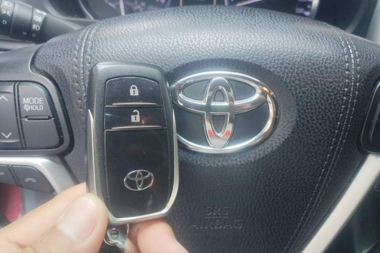 Used Toyota Highlander 2018 2.0T Two-Wheel-Drive Luxury Edition 7 Seats Emission Standard China V Vehicle Key