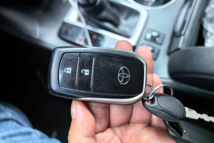 Used Toyota Highlander 2018 2.0T Four-Wheel Drive Luxury Edition 7 Seats China V Emission Standard Vehicle Key