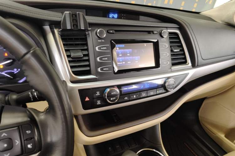 Used Toyota Highlander 2018 2.0T Two-Wheel-Drive Luxury Edition 7 Seats Emission Standard China V Audio And AC Panel
