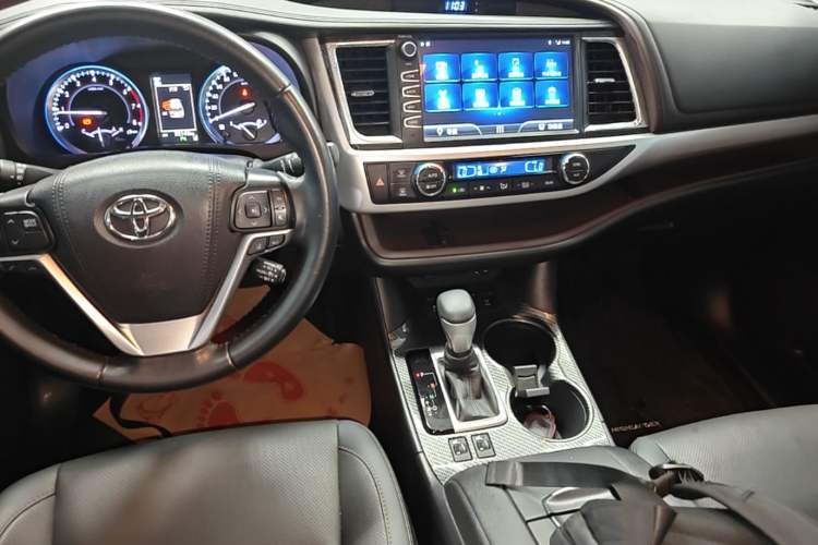 Used Toyota Highlander 2018 2.0T Four-Wheel Drive Luxury Version 7 Seats China VI Standard Audio And AC Panel