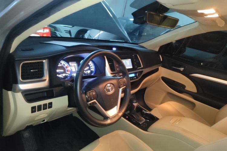 Used Toyota Highlander 2018 2.0T Four-Wheel Drive Luxury Version 7 Seats China VI Standard Center Console