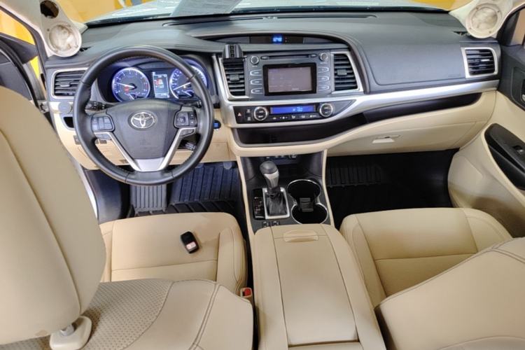 Used Toyota Highlander 2018 2.0T Two-Wheel-Drive Luxury Edition 7 Seats Emission Standard China V Center Console