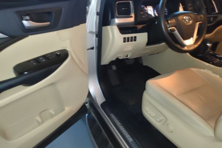 Used Toyota Highlander 2018 2.0T Four-Wheel Drive Luxury Version 7 Seats China VI Standard Driver Seat