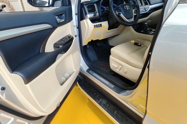Used Toyota Highlander 2018 2.0T Two-Wheel-Drive Luxury Edition 7 Seats Emission Standard China V Driver Seat