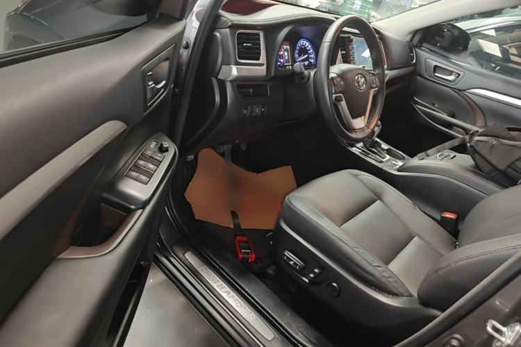 Used Toyota Highlander 2018 2.0T Four-Wheel Drive Luxury Version 7 Seats China VI Standard Driver Seat