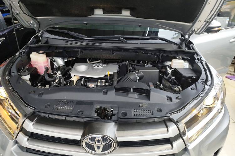 Used Toyota Highlander 2018 2.0T Two-Wheel Drive Elite Version 5 Seats China VI Standard Engine Bay
