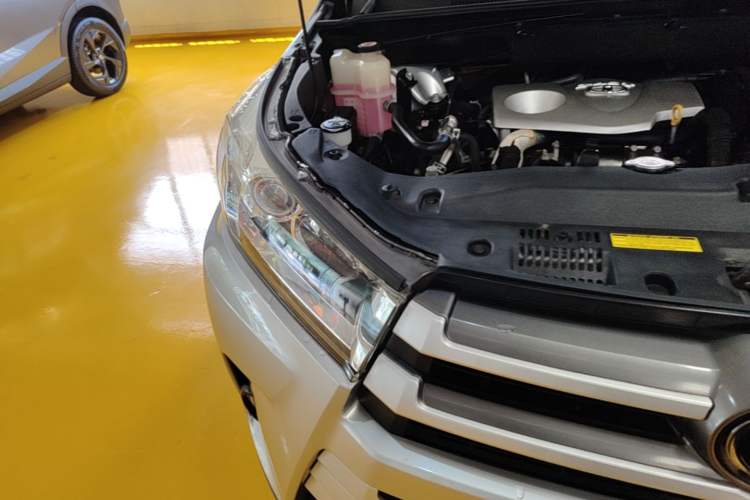 Used Toyota Highlander 2018 2.0T Two-Wheel-Drive Luxury Edition 7 Seats Emission Standard China V Engine Bay Right