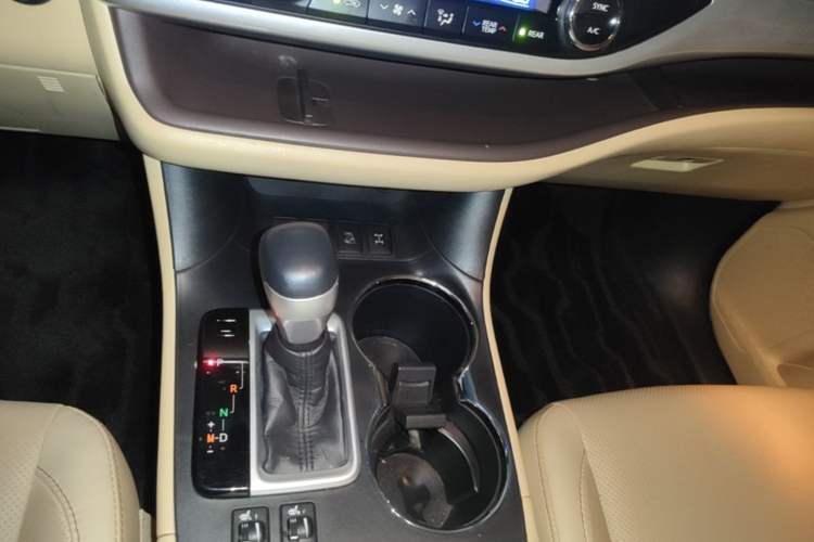 Used Toyota Highlander 2018 2.0T Four-Wheel Drive Luxury Version 7 Seats China VI Standard Gear Lever