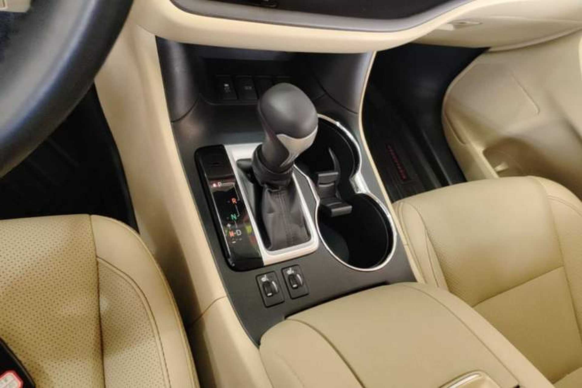 Used Toyota Highlander 2018 2.0T Two-Wheel-Drive Luxury Edition 7 Seats Emission Standard China V Gear Lever