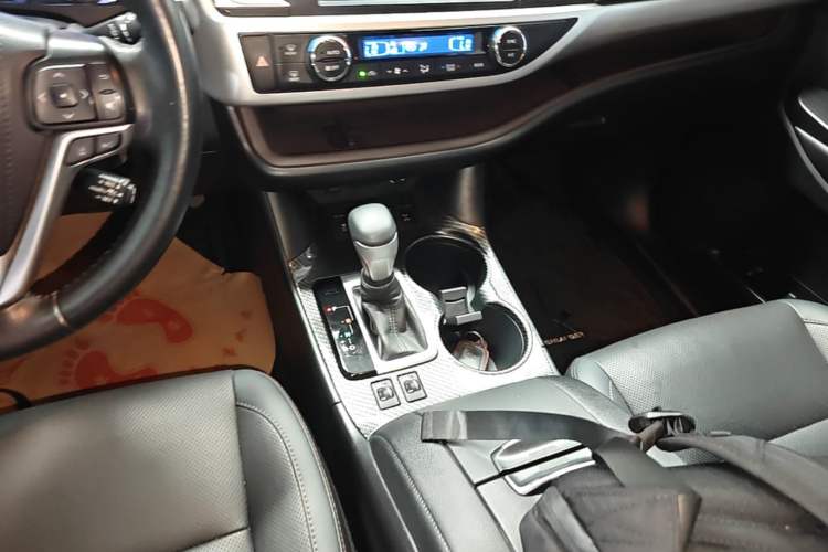 Used Toyota Highlander 2018 2.0T Four-Wheel Drive Luxury Version 7 Seats China VI Standard Gear Lever