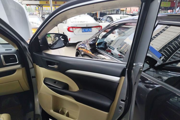 Used Toyota Highlander 2018 2.0T Two-Wheel Drive Elite Version 5 Seats China VI Standard Interior 3