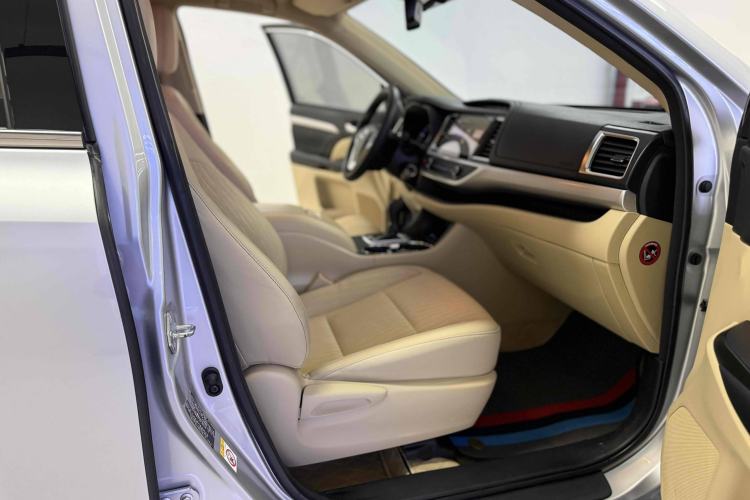 Used Toyota Highlander 2018 2.0T Two-Wheel Drive Elite Edition 5 Seats Emission Standard China V Interior 3