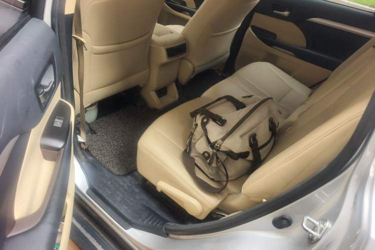 Used Toyota Highlander 2018 2.0T Two-Wheel Drive Elite Edition 5 Seats Emission Standard China V Interior 4