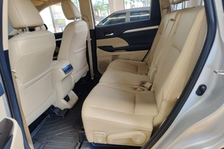 Used Toyota Highlander 2018 2.0T Two-Wheel-Drive Luxury Edition 7 Seats Emission Standard China V Left Rear Seat