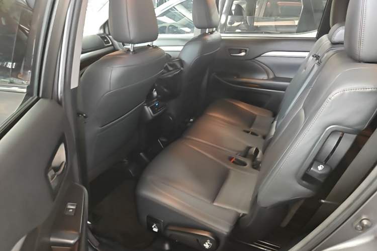 Used Toyota Highlander 2018 2.0T Four-Wheel Drive Luxury Version 7 Seats China VI Standard Left Rear Seat