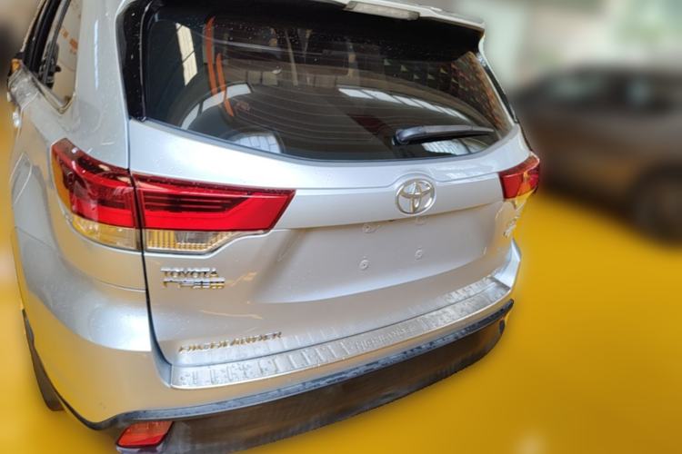 Used Toyota Highlander 2018 2.0T Two-Wheel-Drive Luxury Edition 7 Seats Emission Standard China V Rear