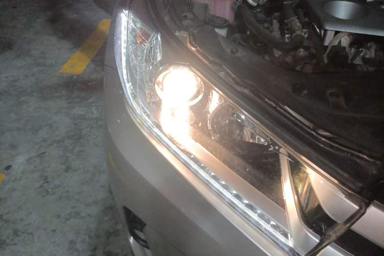 Used Toyota Highlander 2018 2.0T Four-Wheel Drive Luxury Version 7 Seats China VI Standard Right Front Headlight