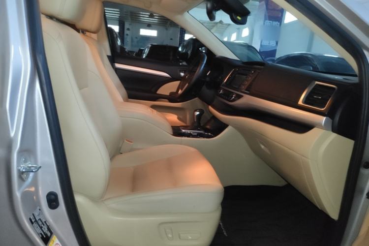 Used Toyota Highlander 2018 2.0T Four-Wheel Drive Luxury Version 7 Seats China VI Standard Right Front Seat