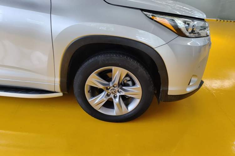 Used Toyota Highlander 2018 2.0T Two-Wheel-Drive Luxury Edition 7 Seats Emission Standard China V Right Front Wheel Hub
