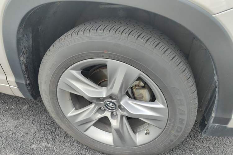 Used Toyota Highlander 2018 2.0T Four-Wheel Drive Prestige Version 7 Seats China VI Standard Right Front Wheel Hub