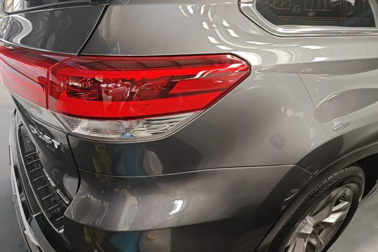 Used Toyota Highlander 2018 2.0T Four-Wheel Drive Luxury Version 7 Seats China VI Standard Right Rear Taillight